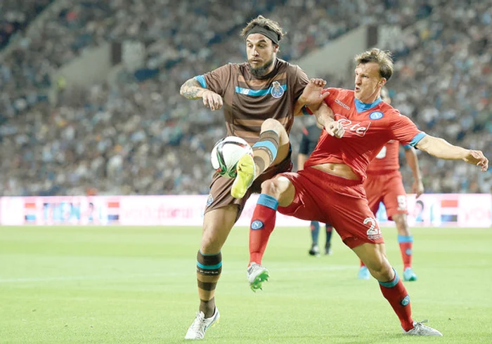 
    Vlad Chiricheş rămâne la Napoli  