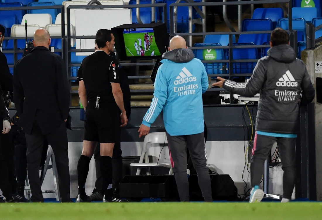 
    Arbitrul Juan Martinez Munuera  a văzut faza din minutul 75 pe monitorul de lângă terenFoto: Guliver / GettyImages  
