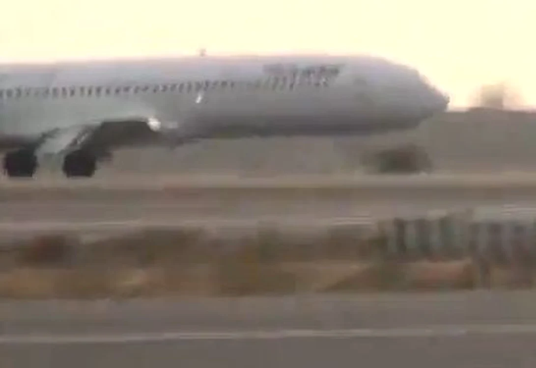 Avionul din imagini a aterizat fără roţile din faţă