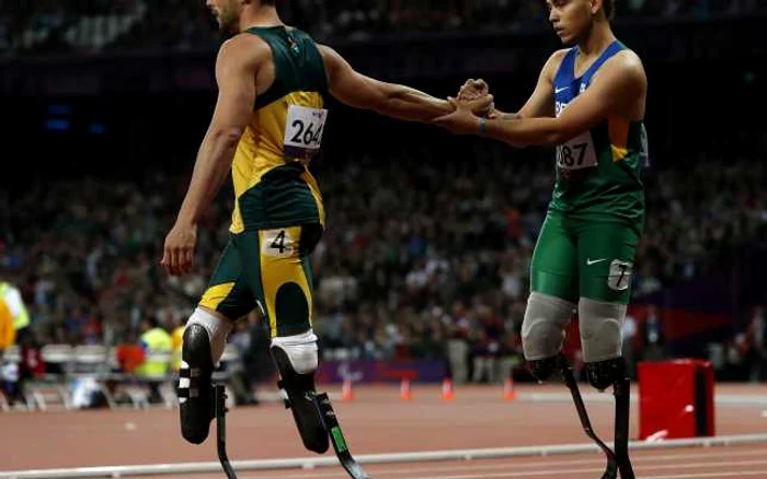 Atletul brazilian Oliveira (dreapta) a câştigat proba de 200 de metri la Jocurile Paralimpice, în care favorit era considerat sud-africanul Oscar Pistorius (stânga) FOTO Reuters