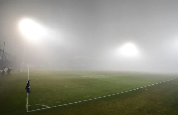 
    Stadionul de la Ovidiu a fost învăluit de ceațăFOTO: Sportpictures.eu  