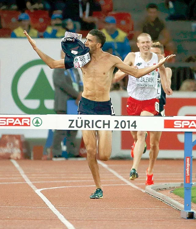 Alergătorul s-a dezbrăcat la intrarea în ultima linie dreaptă...