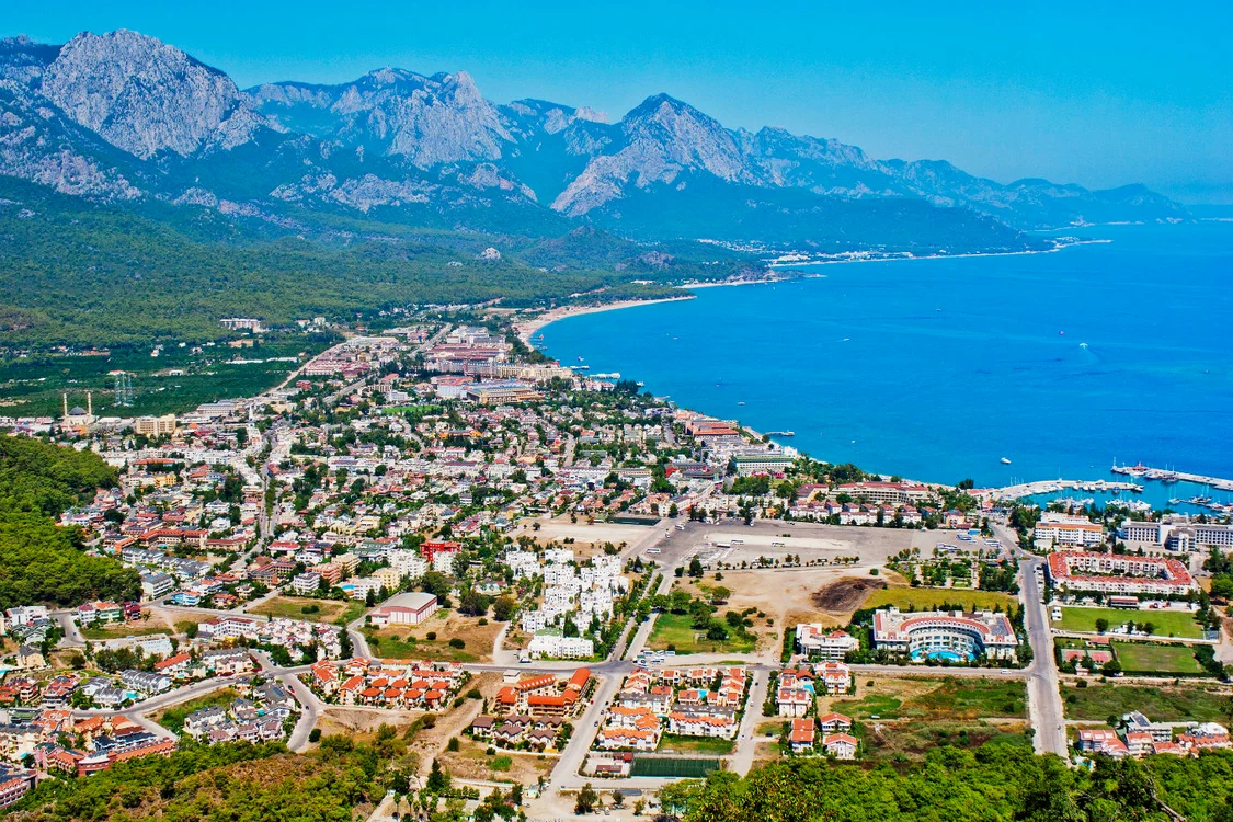 Cele mai frumoase plaje din Antalya: Kemer a primit distincţia “Blue Flag”, semn că plajă şi apă sunt curate