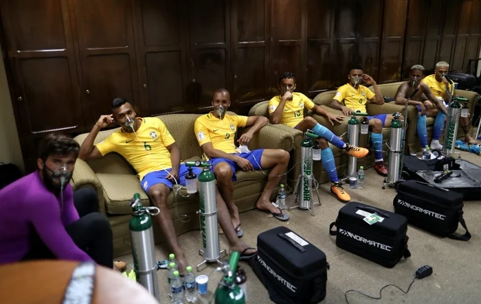 
    Neymar şi compania au avut nevoie de măşti de oxigen după egalul de la La PazFoto: Twitter.com  