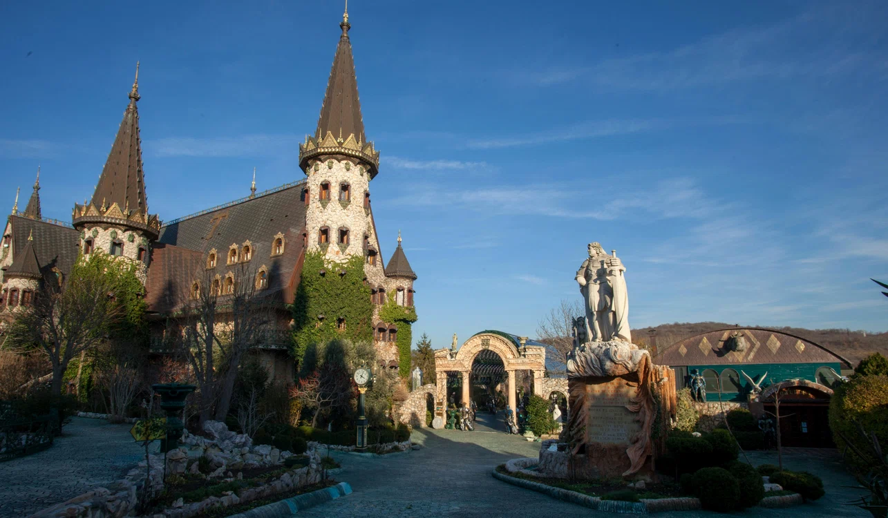 Ravadinovo, castelul din Bulgaria ce pare desprins dintr-un basm / foto: Pexels