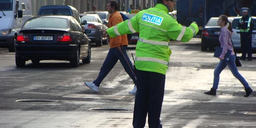 Polițiștii dirijează traficul