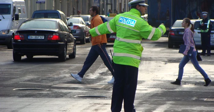 Polițiștii dirijează traficul