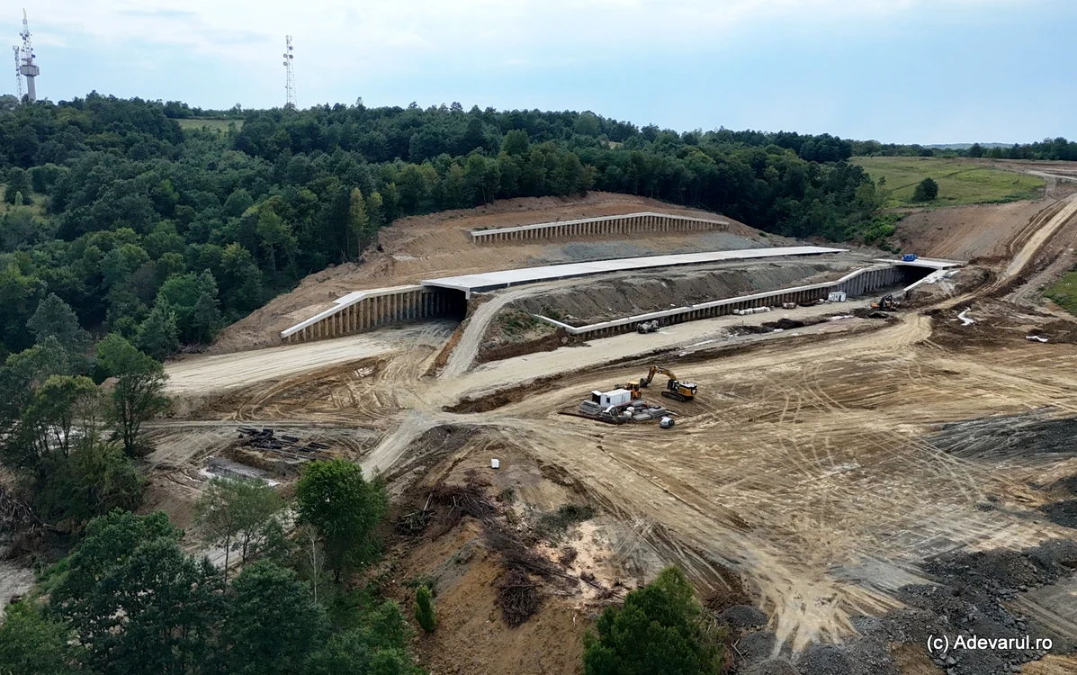 Tunelul mare al Autostrăzii A1 prinde contur. Foto: Daniel Guță. ADEVĂRUL