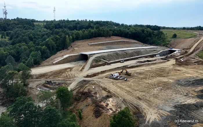 Tunelul mare al Autostrăzii A1 prinde contur. Foto: Daniel Guță. ADEVĂRUL