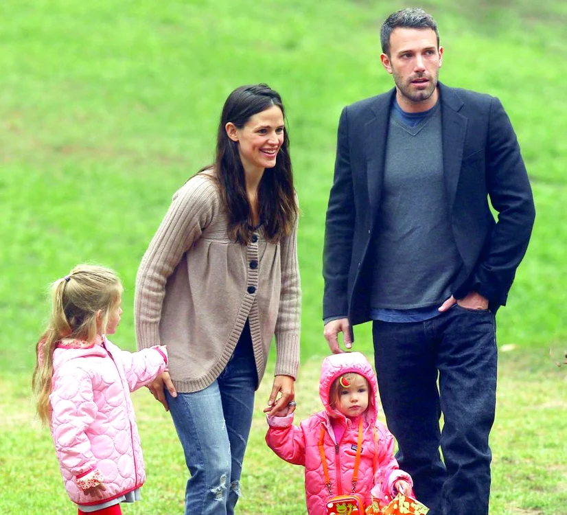 Soţii Ben Affleck şi Jennifer  Garner încearcă să stea  cât mai mult în  preajma copiilor