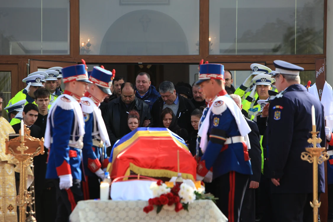 
    Înmormântarea lui Bogdan Gigină a avut loc la cimitirul Ghencea III din Capitalăfoto: Roberto Sălceanu  