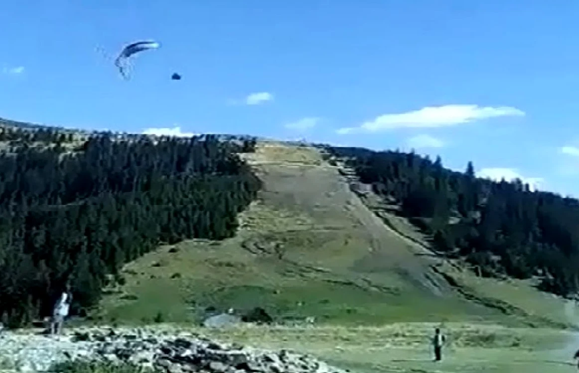 Parapantistul a căzut după ce a fost luat de curenţii puternici   Foto: captură video infomm.ro
