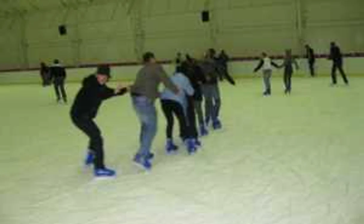 Patinoarul este luat cu asalt de tineri în fiecare weekend, foto Mădălina Grosu