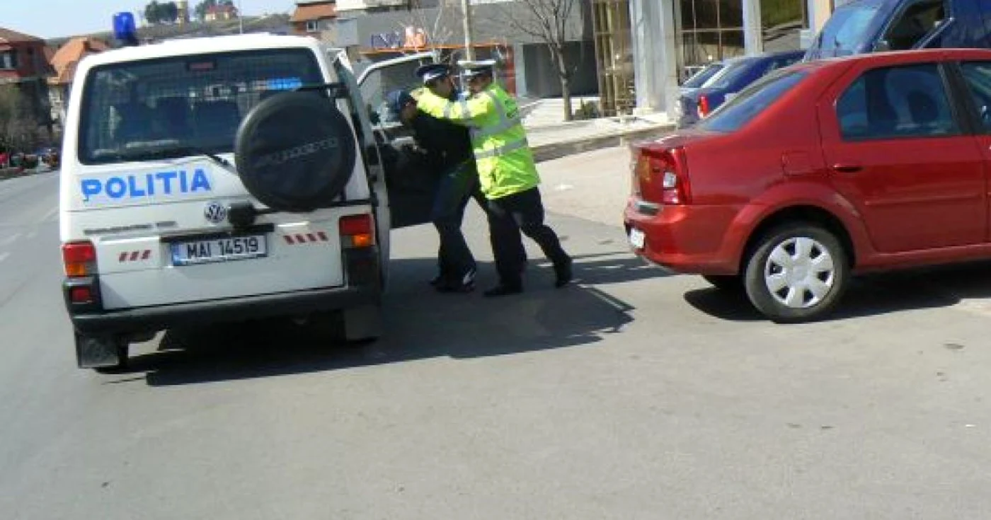 Tânărul este cercetat în stare de reţinere (foto arhivă)