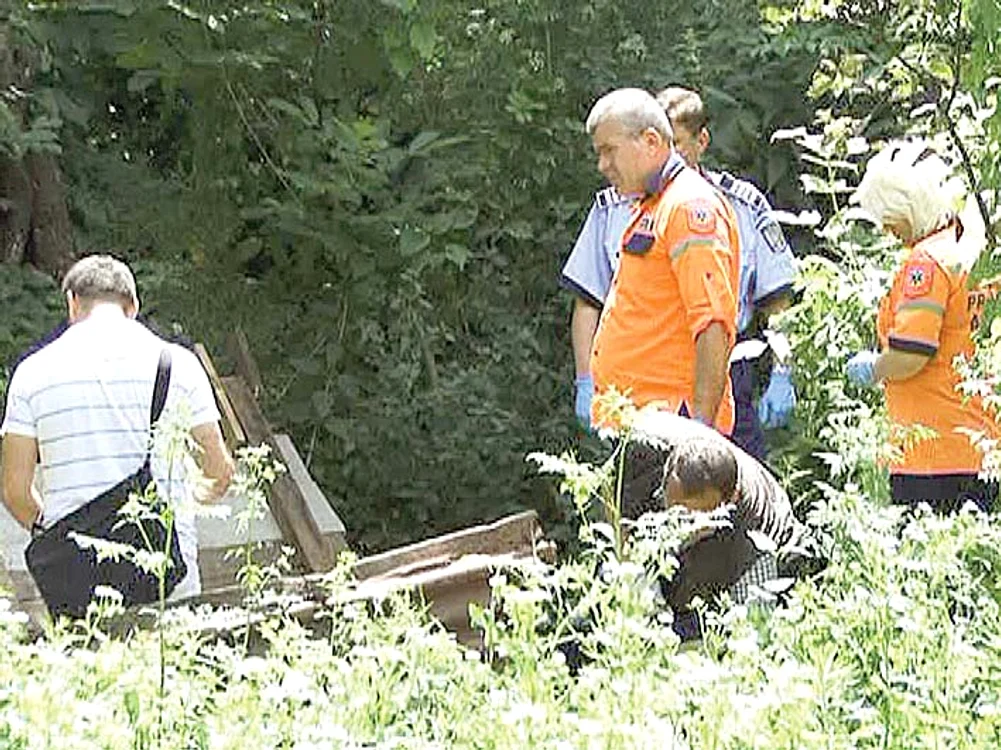 
    Oamenii legii au  găsit pruncul îngropat  în spatele casei  