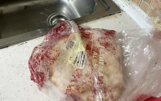 Carne stricată găsită la un cămin de bătrâni din Capitală / Foto: ANPC