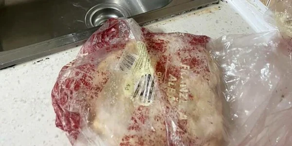 Carne stricată găsită la un cămin de bătrâni din Capitală / Foto: ANPC