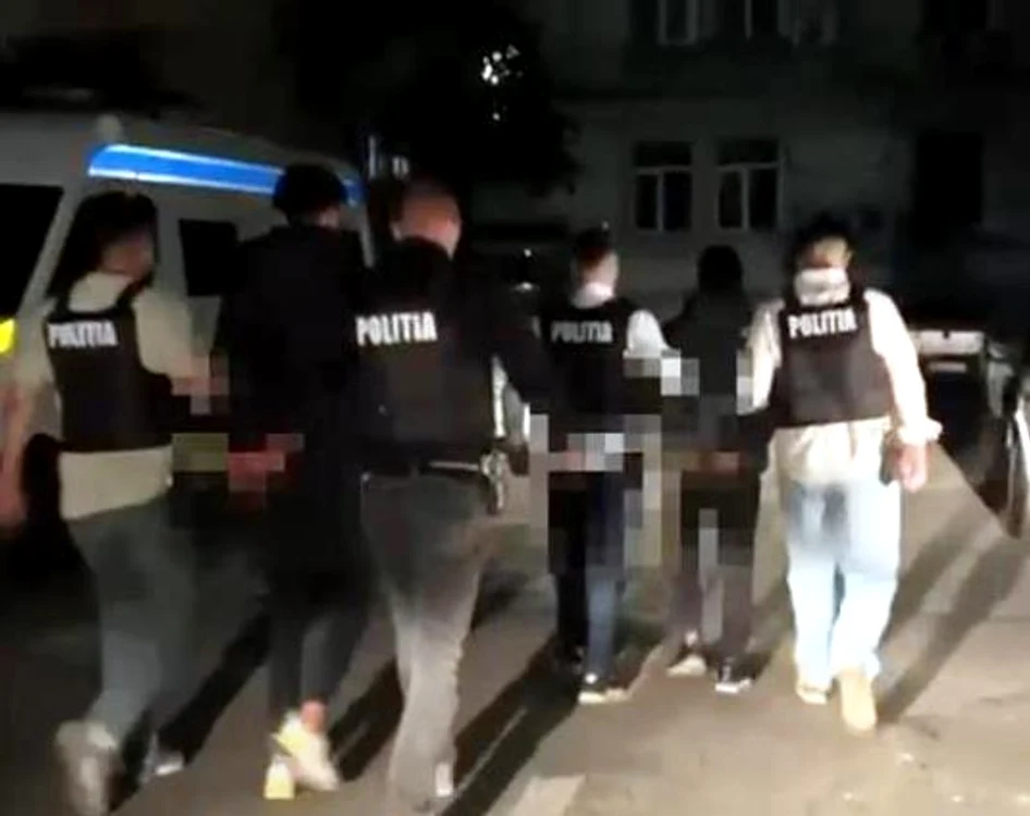 Cei doi adolescenți au fost reținuți FOTO: Captură video IPJ Dolj
