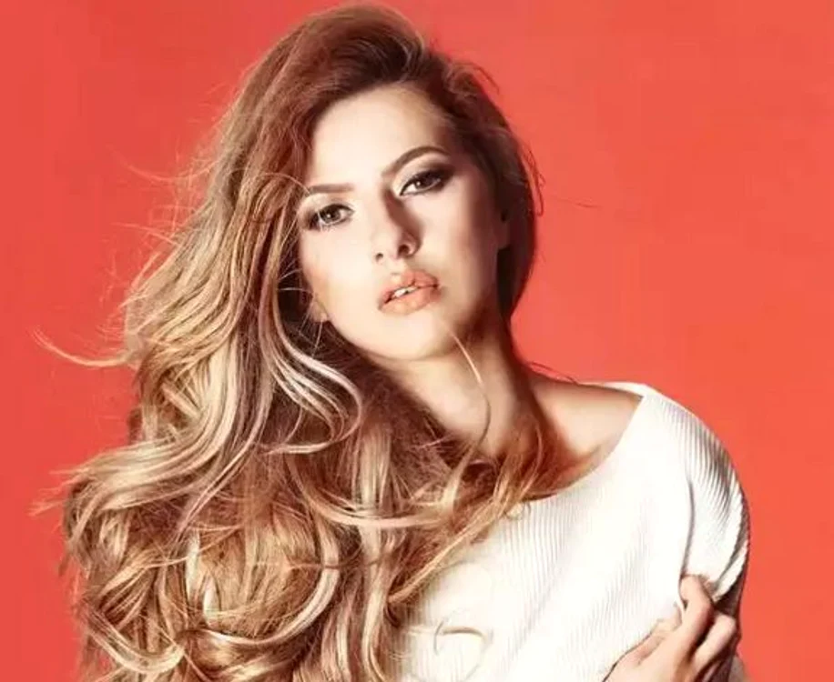 
    Lidia Buble  