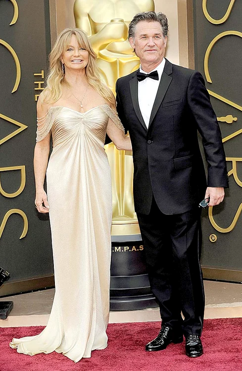 Se îmbracă la patru ace pe covorul roşu