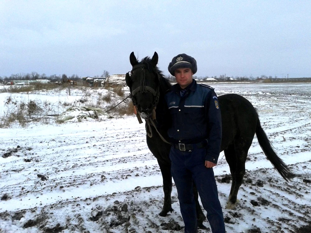 Poliţistul Robert Sîrbu şi tovarăşul său de nădejde - Zorro FOTO Arhivă personală
