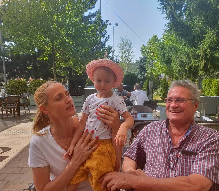 Camelia Potec, împreună cu fiica și cu tatăl ei. FOTO: Arhiva personală