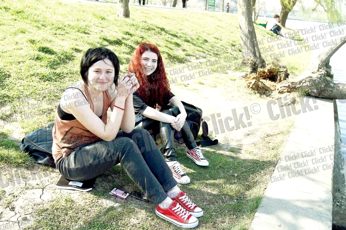 Dana şi Andreea (18 ani) au profitat de vremea frumoasă din această săptămână şi au ieşit în parc după cursuri (Foto: Dorin Constanda)