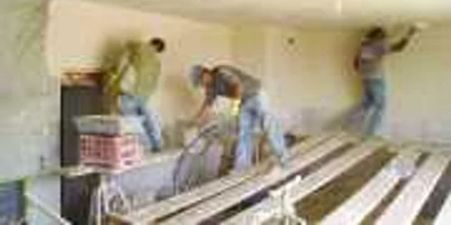 Majoritatea botoşănenilor care încasează în paralel salariul şi şomajul lucrează ca sezonieri în construcţii