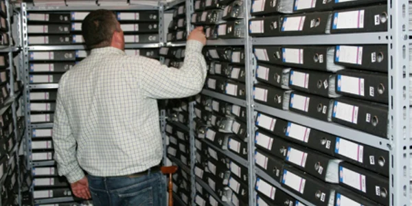 Un angajat de la Arhivele Statului caută prin miile de documente