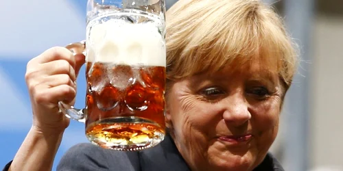  Angela Merkel ridica o halba de bere foto reuters