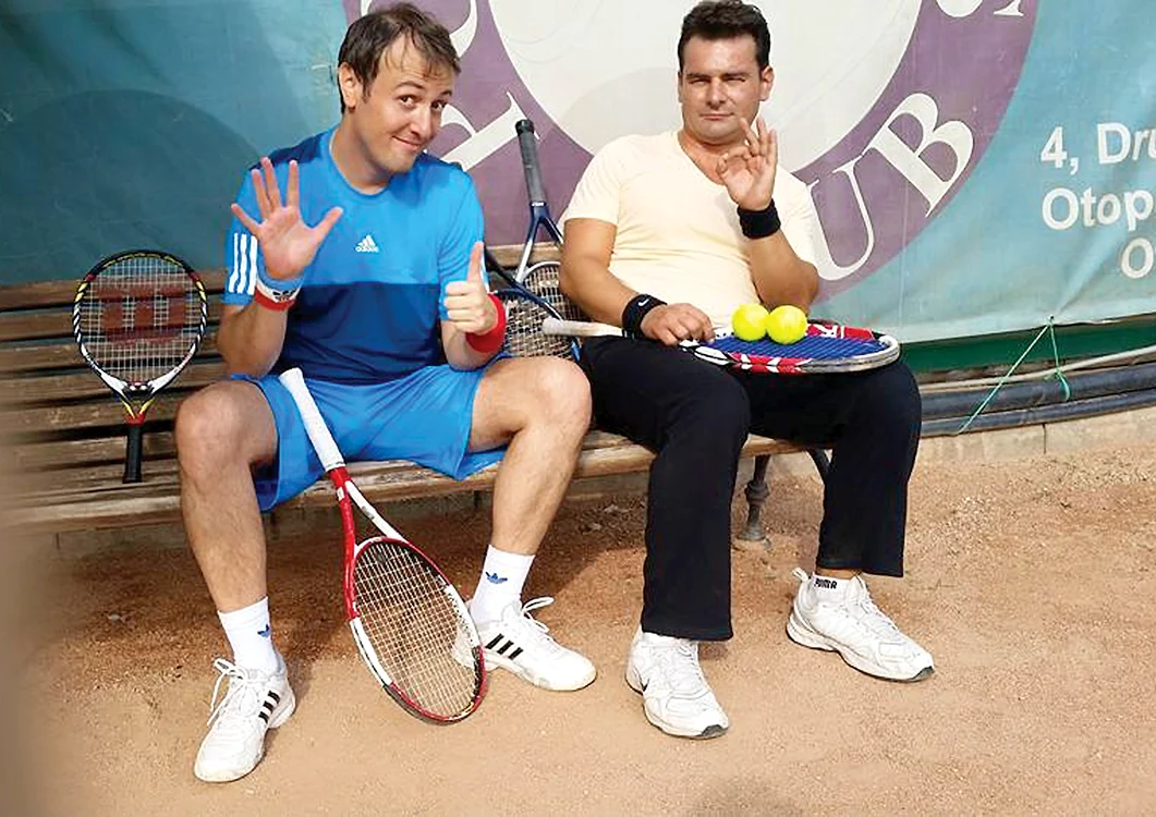 Călin Geambașu (stânga) e nu numai un cântăreţ celebru, ci şi un jucător de tenis talentat