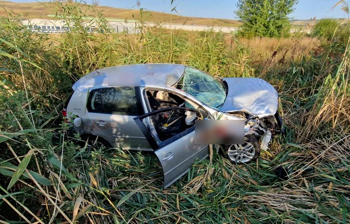 Mașina cu care au fost loviți tinerii s-a oprit în câmp FOTO alba24.ro