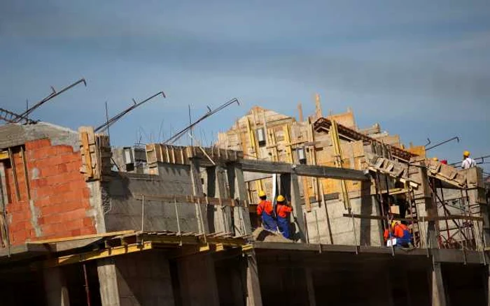 Românii care doresc să-şi facă o casă pot profita de scăderea preţurilor la materialele de construcţii, dar şi de scăderea dobânzilor la creditele imobiliare FOTO Arhivă Adevărul