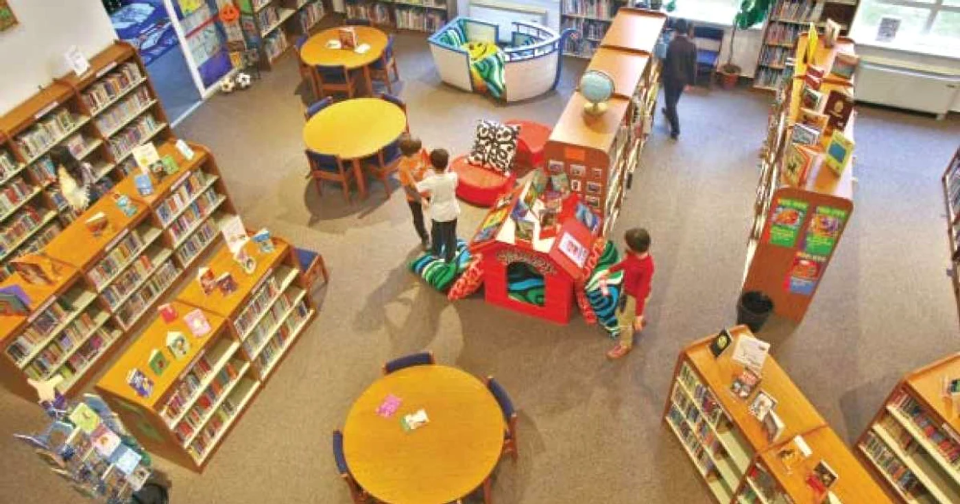 În biblioteca Şcolii Americane sunt peste 30.000 de volume  în limba engleză