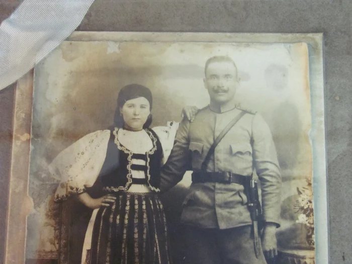 Andronic Truţă, moţul cu o poveste de viaţă demnă de un film. În imagine apare alături de soţia sa şi e singura poză păstrată de la el FOTO: F. Pop