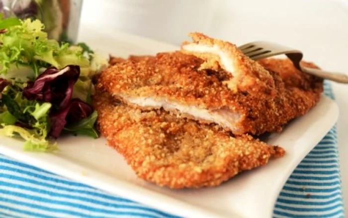 Pentru șnițelul în crustă de nuci trebuie doar câteva ingrediente şi se poate pregăti foarte uşorFOTO: adevarul.ro