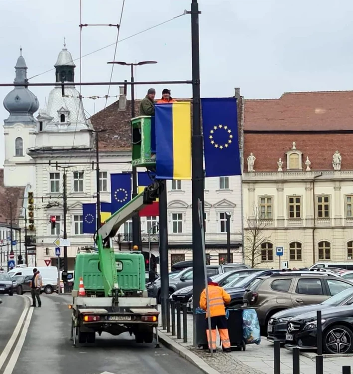 Timp de trei zile drapelul Ucrainei a fost arborat, pe un stâlp din centrul Clujului, alături de cel al UE. FOTO: Anca Ciubăncan/Facebook