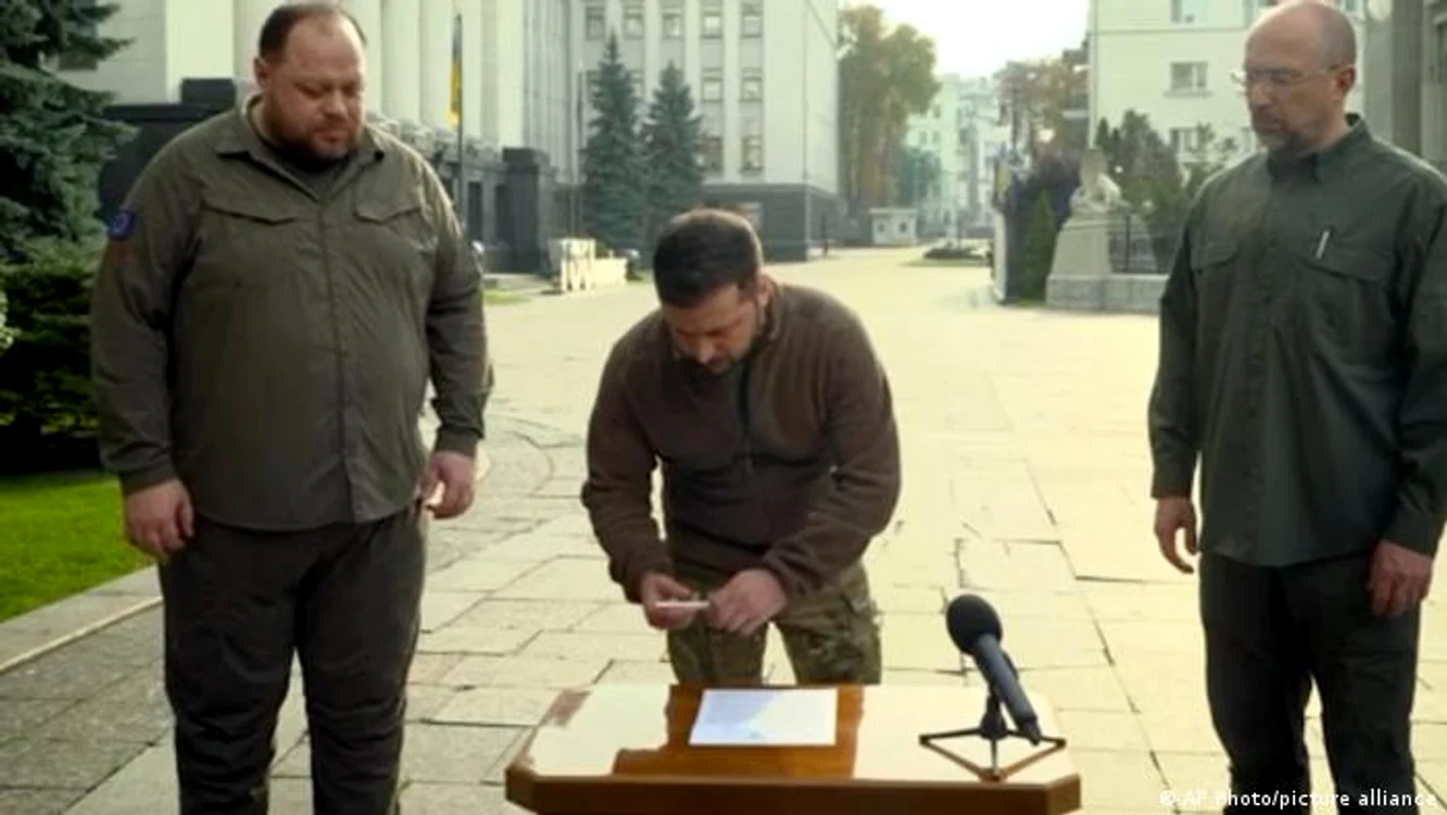 Preşedintele Ucrainei, Volodimir Zelenski, semnând cererea țării sale de aderare la NATO