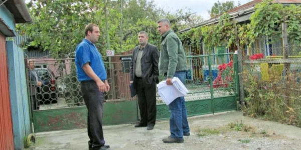 Din casa lui Eugen Huşanu (stânga), poliţiştii au ridicat ieri mai multe cearşafuri cu însemnele maternităţii   