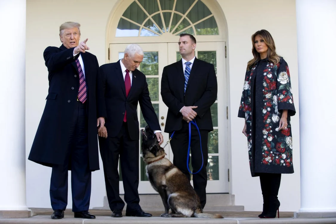 Donald Trump (primul din stânga) anunţând decorarea lui Conan alături de vicepreşedintele Mike Pence (aflat în stânga sa) şi prima doamnă Melania Trump FOTO EPA-EFE