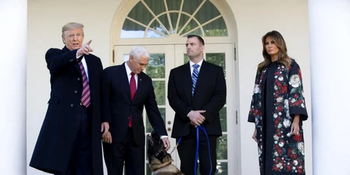 Donald Trump (primul din stanga) anuntand decorarea lui Conan alaturi de vicepresedintele Mike Pence (aflat in stanga sa) si prima doamna Melania Trump FOTO EPA-EFE