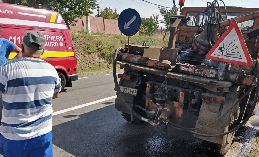 Carambol pe DN26. Patru mașini implicate, trei persoane au ajuns la spital 