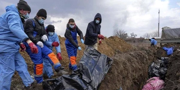 Oamenii îngroapa cadavrele în gropi comune in Mariupol foto Nexta