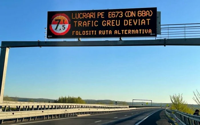 Panou de atenţionoare pe autostrada A1. Foto: DRDP Timişoara.