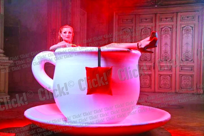 Pentru noul videoclip,  a avut o idee inedită: să stea într-o  ceaşcă de ceai
