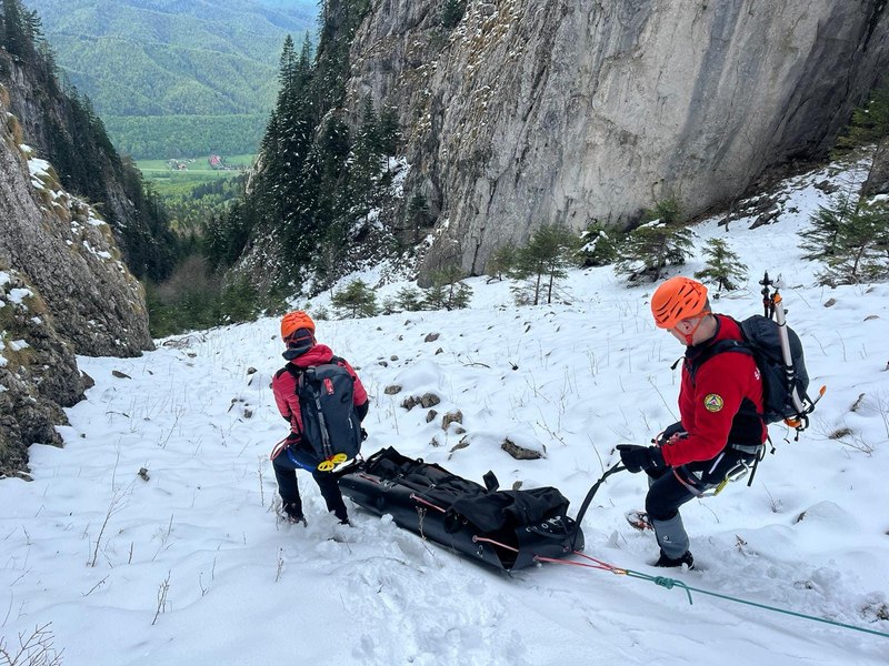 Turist american găsit mort, din întâmplare, într-o prăpastie din Bucegi. Salvatorii căutau alt dispărut