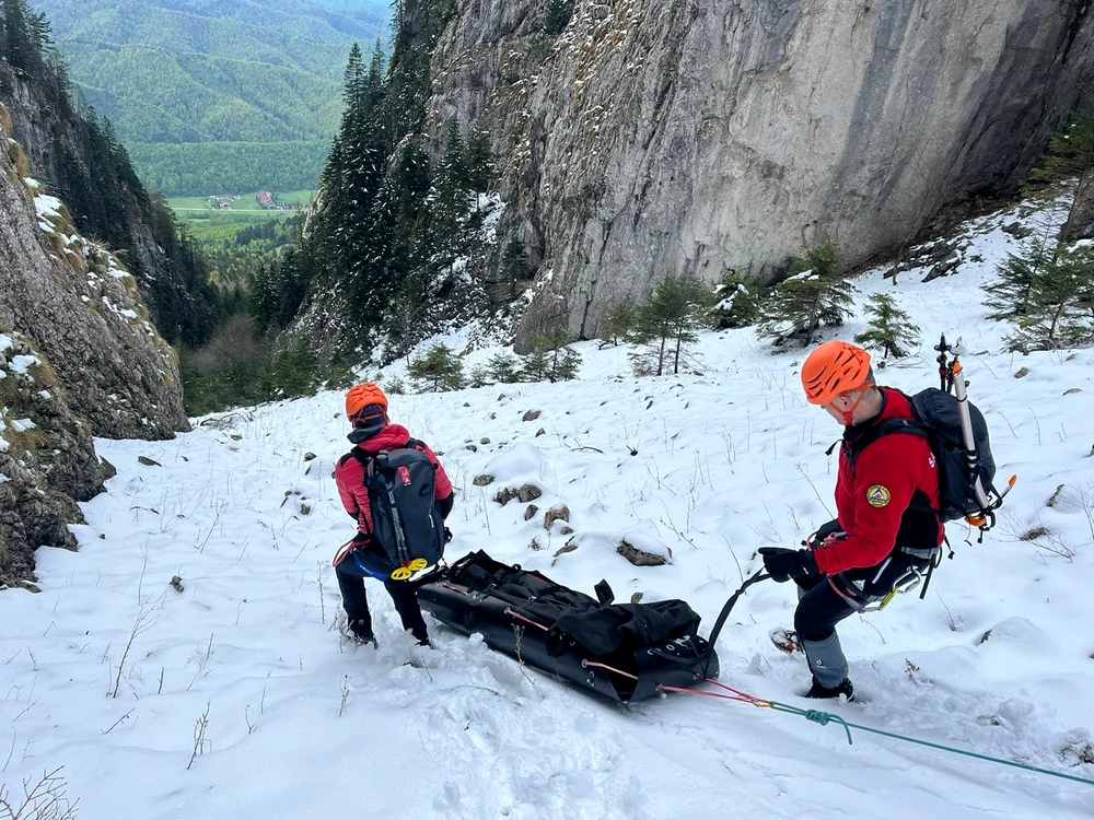 Salvatorii au recuperat trupul neînsuflețit al unui turist american FOTO Salvamont 