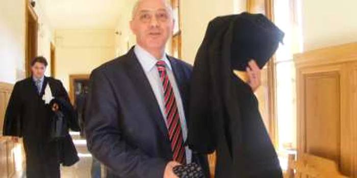 Primarul Cristian Anghel a ieşit de la audieri însoţit de avocaţi şi de juristul municipalităţii Foto: Mihai Bacalu