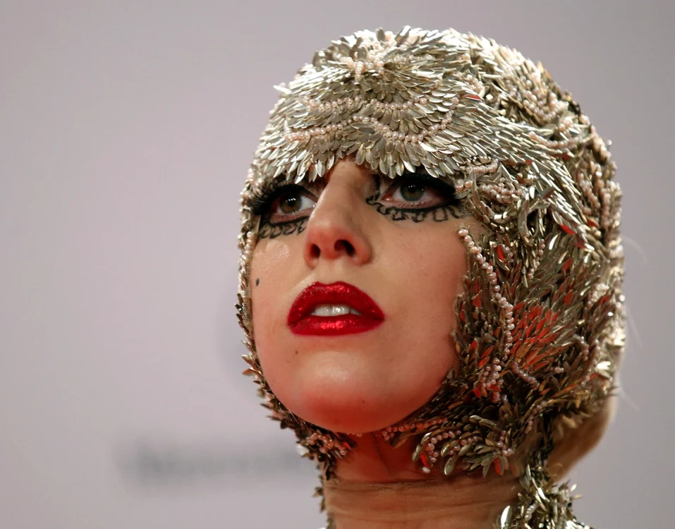 Excentrica Lady Gaga a botezat şi primul copil al cântăreţului Elton John FOTO Reuters