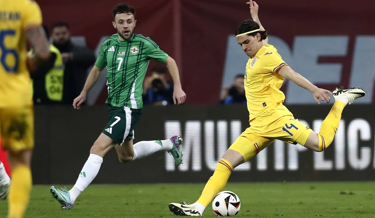 Ianis Hagi (dreapta) lasă în urmă campionatul spaniol (FOTO: EPA)